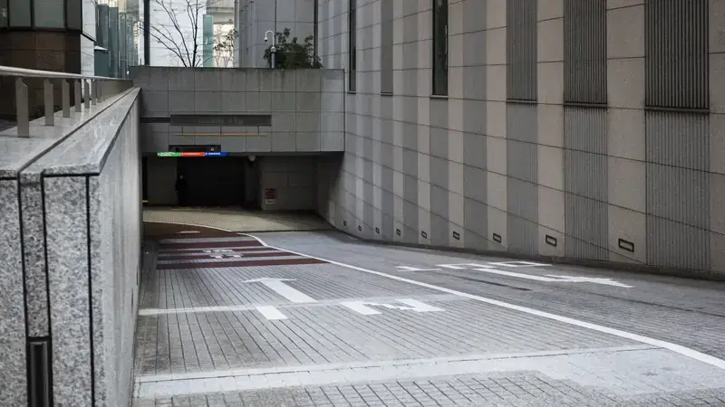 Acceso vehicular por la rampa del estacionamiento de un edificio de condominios