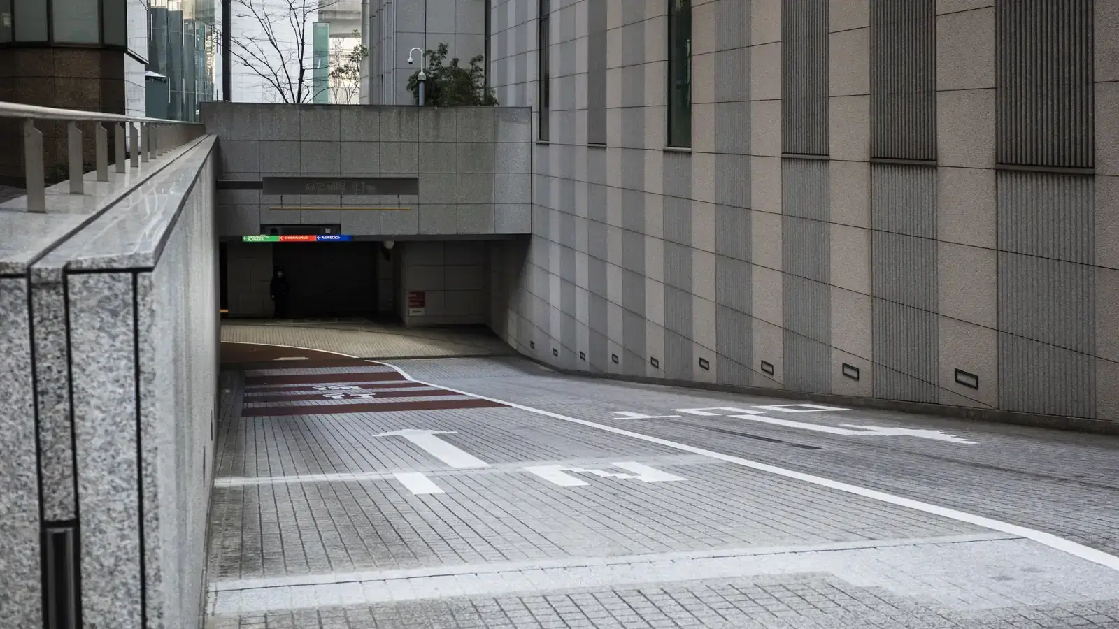 Rampa de acceso vehicular al estacionamiento de un edificio