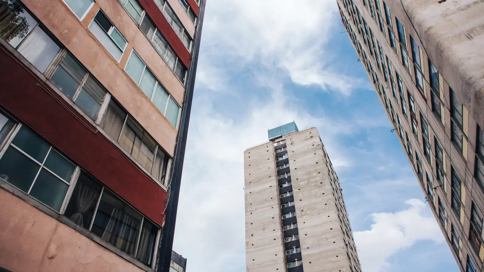 Edificios de departamentos de Tlatelolco vistos desde abajo en la Ciudad de México