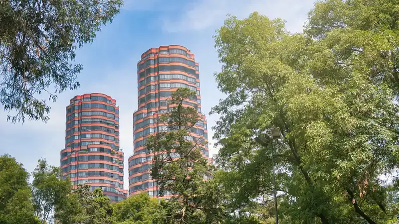 Torres de departamentos Residencial del Bosque entre árboles en la Ciudad de México