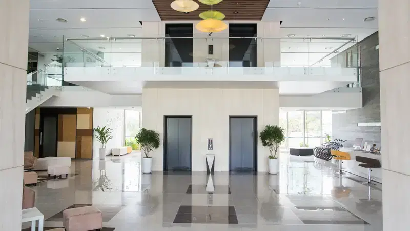 Lobby amplio y luminoso de un edificio de condominios