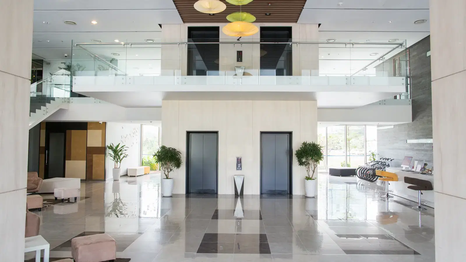 Lobby amplio y luminoso de un edificio de condominios
